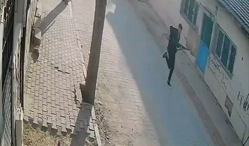 Turgutlu’da okul önünde silahlı saldırı yapan şahsın geliş ve kaçışı anları kamerada