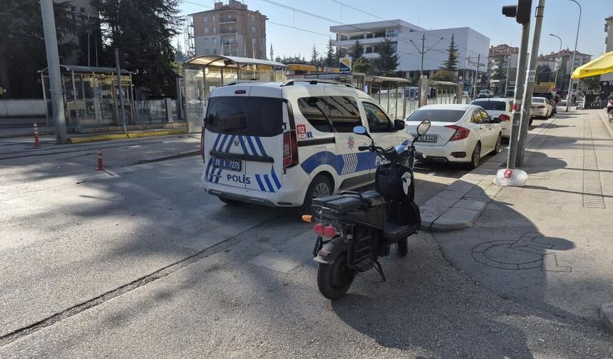 Eskişehir'de elektrikli bisiklet ile çarpıştı: Otomobil sürücüsü olay yerinden kaçtı!