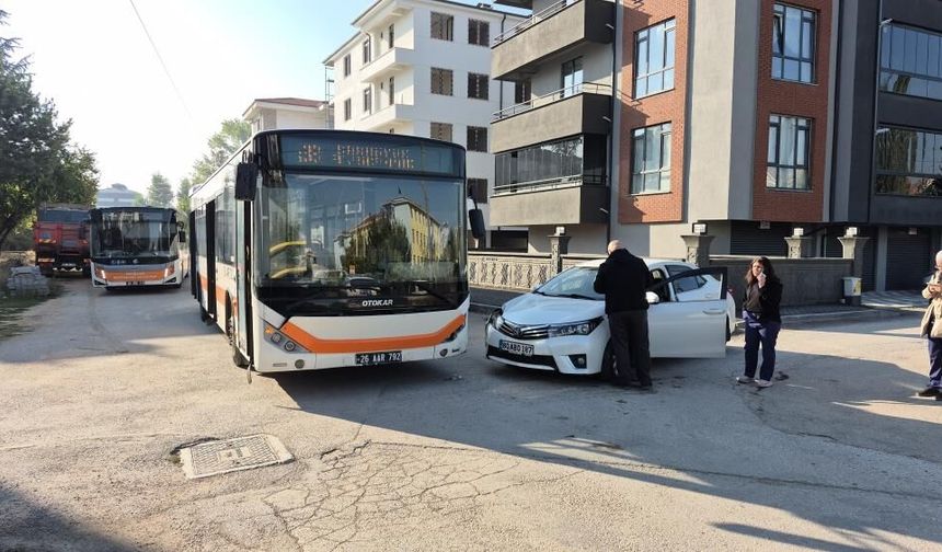 Eskişehir'de belediye otobüsü ile otomobil çarpıştı: 2 öğrenci yaralandı
