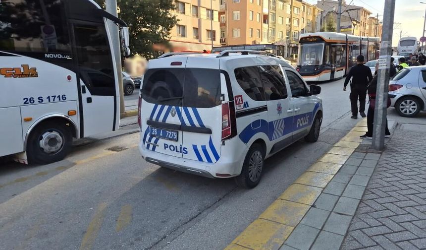 Eskişehir’de otomobilin çarptığı yaşlı kadın hastaneye kaldırıldı