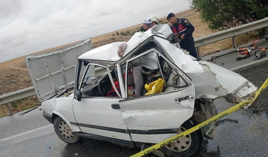 Eskişehir'de tır otomobile arkadan çarptı: 2 ölü