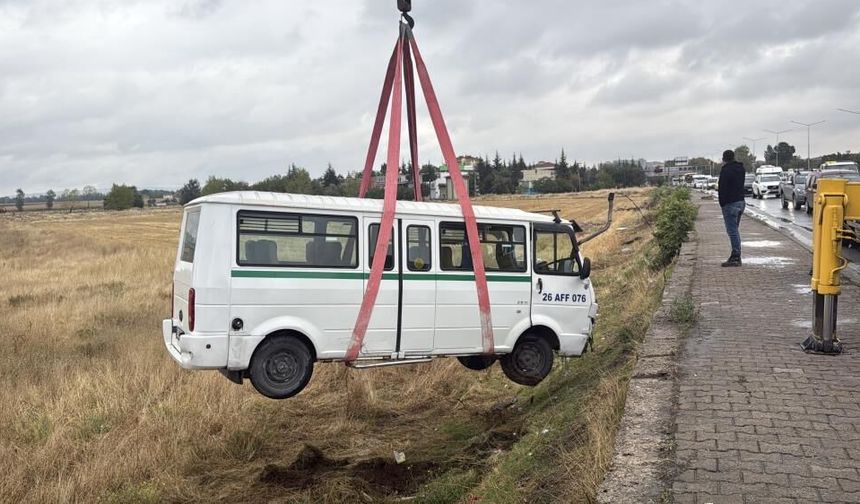 Eskişehir’de otomobil ile minibüs çarpıştı: Minibüs tarlaya uçtu