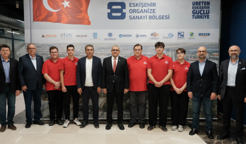 TEKNOFEST’te 4 Türkiye derecesi alan öğrencilerden Eskişehir OSB’ye ziyaret