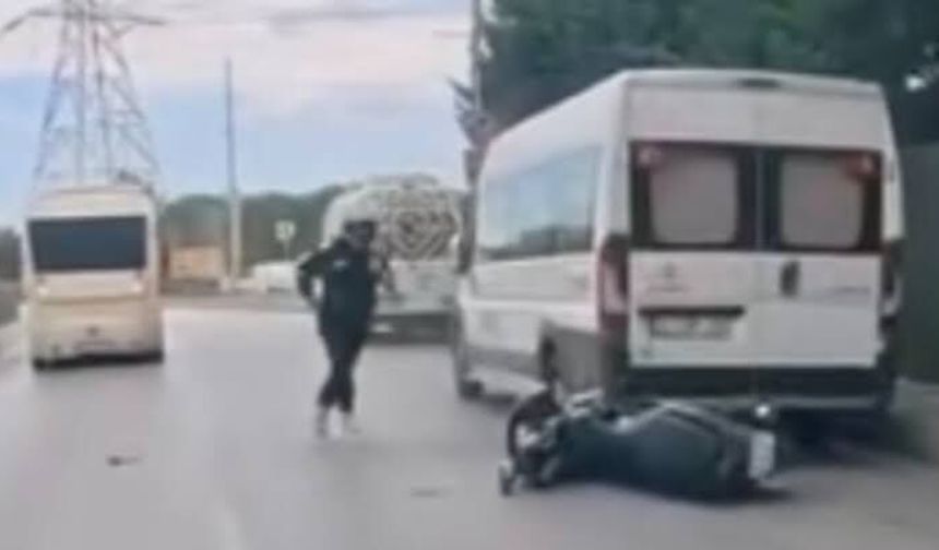 Şerit değiştirirken park halindeki araca ve dolmuşa çarptı: Kaza anı kamerada