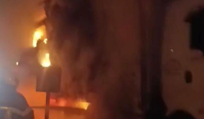 Kayseri’de sebze ve meyve yüklü kamyon alevlere teslim oldu