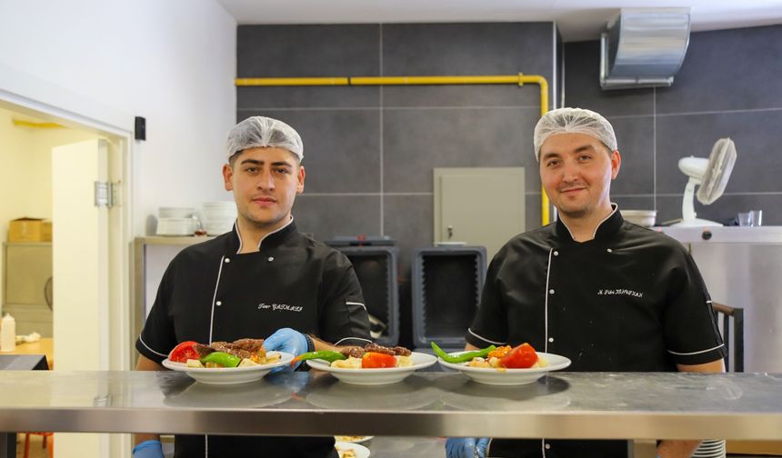 Eskişehir’in kurtuluş coşkusu kent lokantalarında yöresel lezzetlerle taçlandı