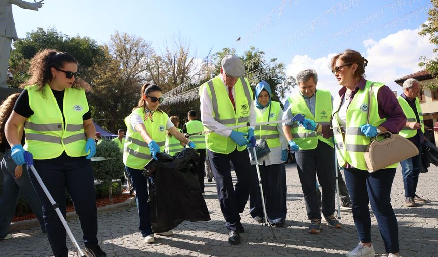 Kazım Kurt ve vatandaşlar Odunpazarı sokaklarında çöp topladı