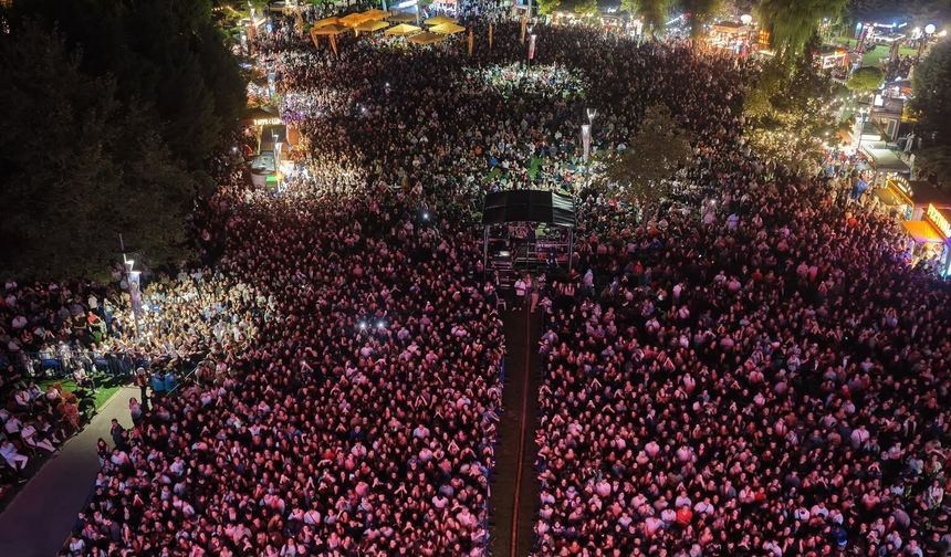 Pinhani sevilen şarkılarıyla Porsuk Festivali'ne damga vurdu