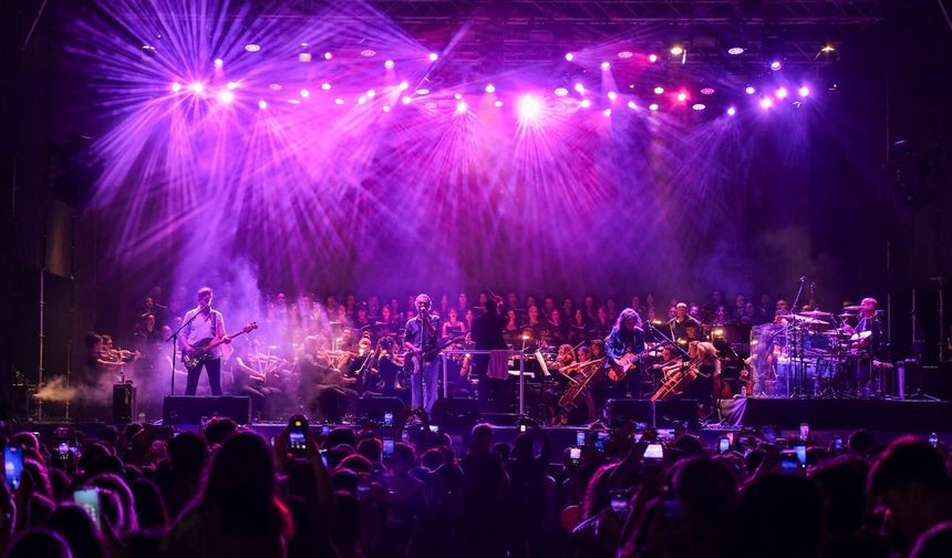 Eskişehir’de on binlerce kişi Mor ve Ötesi konserinde buluştu