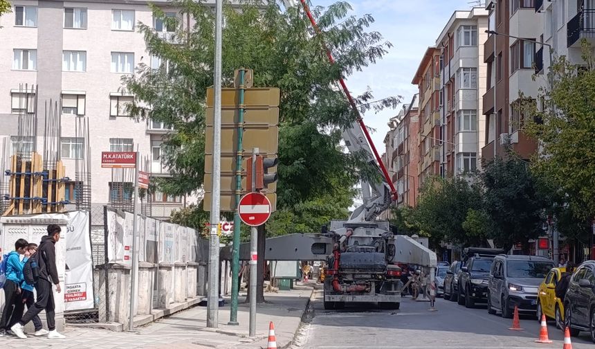 Şair Fuzuli Caddesi’nde trafik çilesi bitmiyor