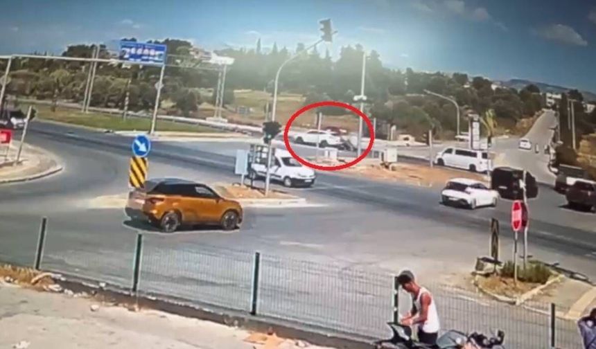 Kırmızı ışıkta geçen araca motosikletin çarpma anı kamerada: 2 yaralı