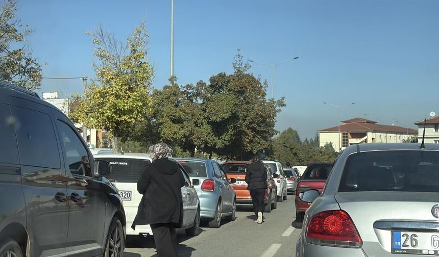 Eskişehir’de trafik durdu: Adaylar sınava koşarak yetişmeye çalıştı
