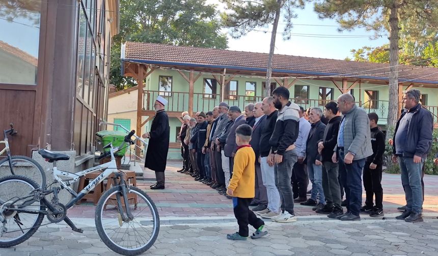 Eskişehir'de yeğeni tarafından öldürülen amca son yolculuğuna uğurlandı