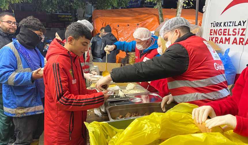 Sel felaketinin yaşandığı Ayazağa’da yemek dağıtımları devam ediyor