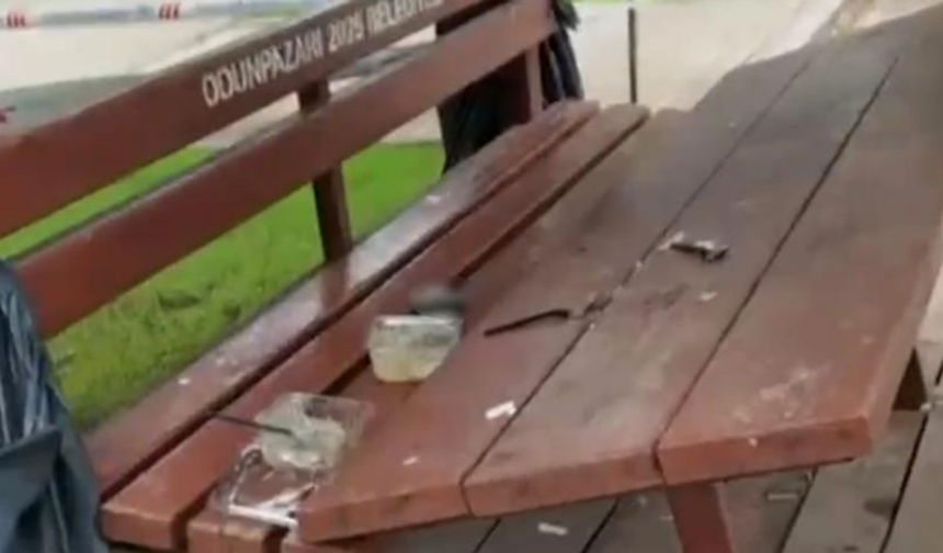 Eskişehir’de parkta çirkin manzara: Kamelya ve masaları kırdılar