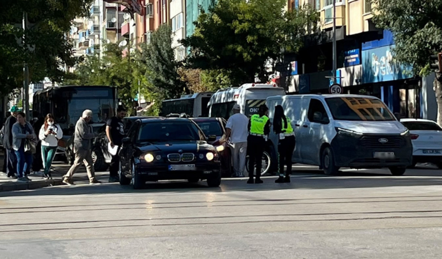 Eskişehir’de kaza: Işıklarda bekleyen araca arkadan çarptı