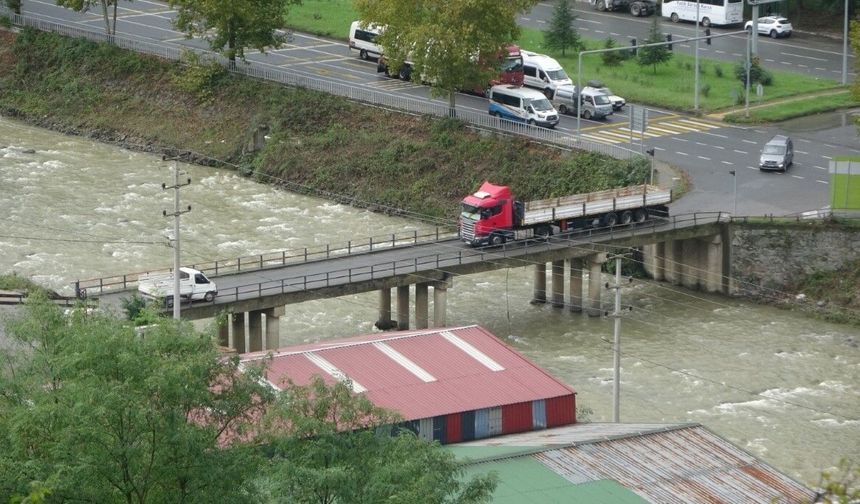 40 yıllık köprüde korkutan görüntü: Betonlar döküldü, demirler sarktı