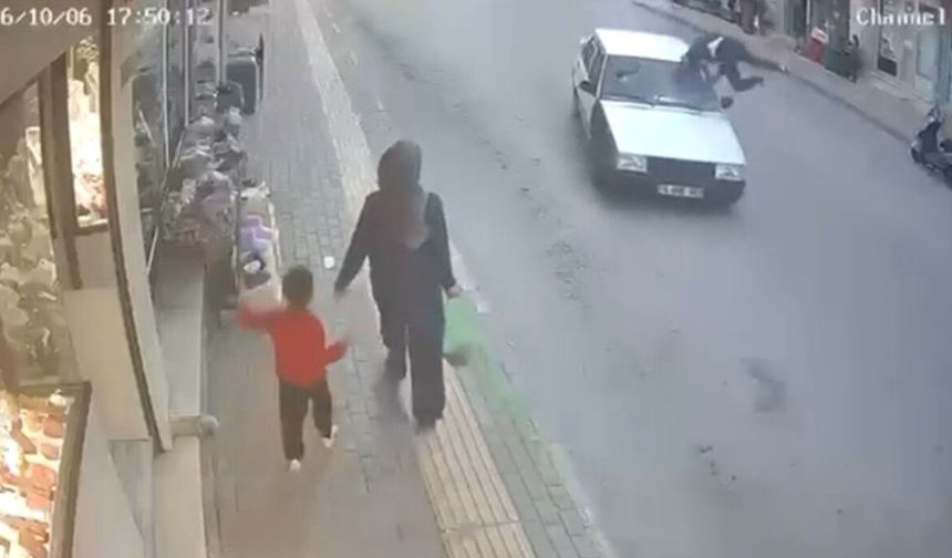 Bursa’da Tofaş otomobil yayaya çarptı: O anlar kamerada