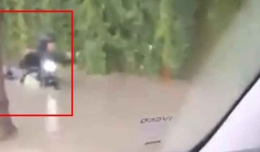 İstanbul’da suya batan motosikletinin zor anları kamerada