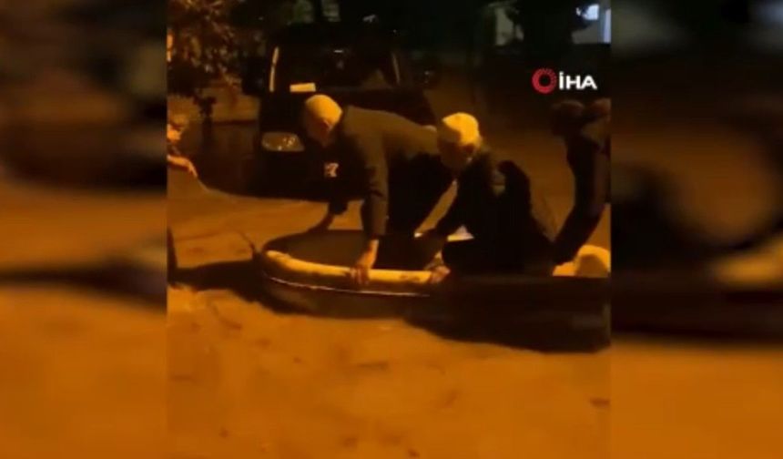 Namaz sonrası camide mahsur kalan imam ve cemaat botla taşındı: O anlar kamerada