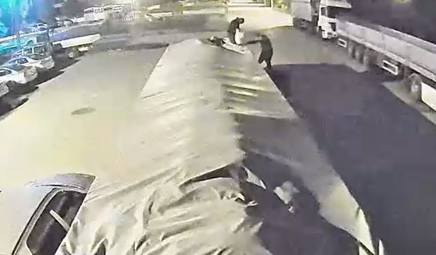 Bir ton şekeri mopede doldurup çaldılar