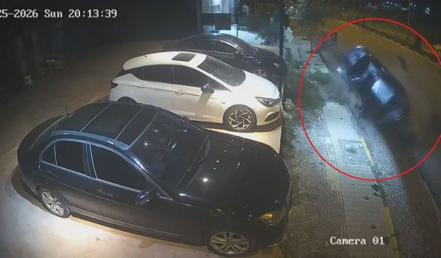 Seyir halindeki otomobil, park halindeki araca ok gibi saplandı