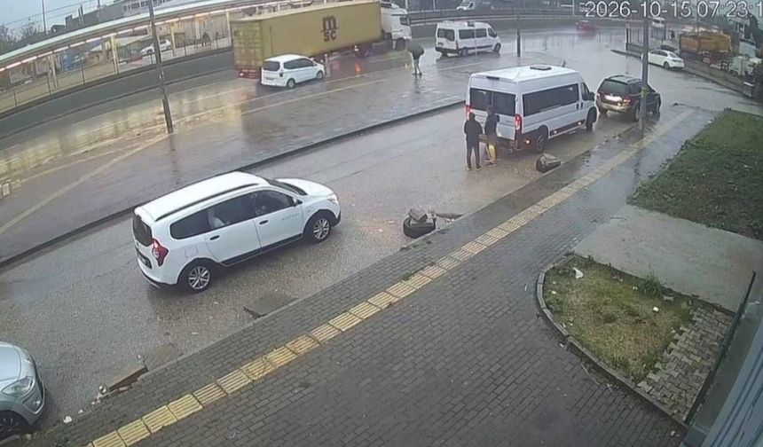 Bursa’da tırın dorsesi kontrolden çıktı...Kaza anı kamerada