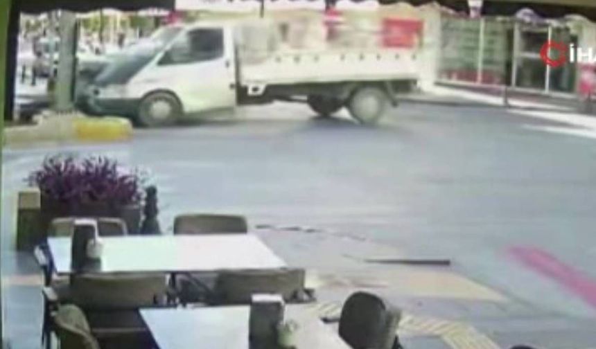Kırmızı ışık ihlali yapan kamyonet ortalığı savaş alanına çevirdi: 2 yaralı