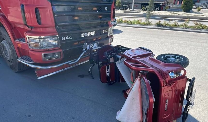 Kamyonla çarpışan elektrikli bisiklet 10 metre sürüklendi: 2 yaralı